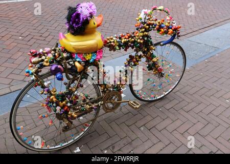 Il simbolo della bicicletta di Amsterdam con decorazioni colorate Foto Stock