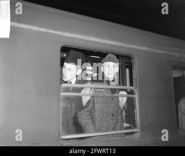 La squadra olandese di pattinaggio di velocità partì dalla stazione centrale a Hamar, la squadra appena prima della partenza, 5 gennaio 1965, squadre di pattinaggio di velocità, treni, Sale di partenza, Paesi Bassi, foto agenzia stampa del XX secolo, notizie da ricordare, documentario, fotografia storica 1945-1990, storie visive, Storia umana del XX secolo, che cattura momenti nel tempo Foto Stock