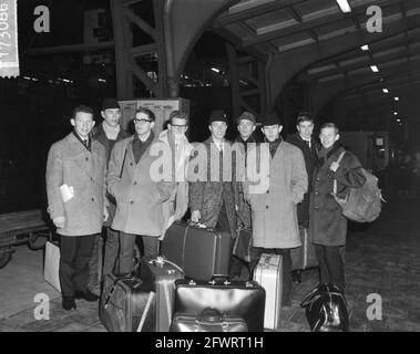 La squadra olandese di pattinaggio di velocità partì dalla stazione centrale a Hamar, la squadra appena prima della partenza, 5 gennaio 1965, squadre di pattinaggio di velocità, sale di partenza, I Paesi Bassi, foto agenzia stampa del XX secolo, notizie da ricordare, documentario, fotografia storica 1945-1990, storie visive, Storia umana del XX secolo, che cattura momenti nel tempo Foto Stock