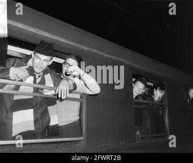 La squadra olandese di pattinaggio di velocità partì dalla stazione centrale a Hamar, la squadra appena prima della partenza, 5 gennaio 1965, squadre di pattinaggio di velocità, treni, Sale di partenza, Paesi Bassi, foto agenzia stampa del XX secolo, notizie da ricordare, documentario, fotografia storica 1945-1990, storie visive, Storia umana del XX secolo, che cattura momenti nel tempo Foto Stock