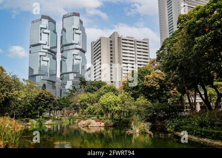 Vista del grattacielo delle torri gemelle del centro di Lippo da Hong Kong Park a Hong Kong il 21 marzo 2012 Foto Stock
