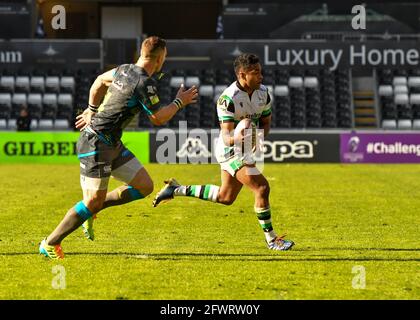 Swansea, Galles. 3 aprile 2021. George Wacokecoke di Newcastle Falcons (a destra) sotto la pressione di George North of Ospreys durante la partita della European Rugby Challenge Cup Round del 16 tra Ospreys e Newcastle Falcons al Liberty Stadium di Swansea, Galles, Regno Unito, il 3 aprile 2021. Gli stadi sportivi di tutto il Regno Unito sono soggetti a rigorose restrizioni a causa del Coronavirus Pandemic, in quanto le leggi governative sull'allontanamento sociale vietano i tifosi all'interno dei locali, con conseguente gioco a porte chiuse. Credito: Duncan Thomas/Majestic Media. Foto Stock