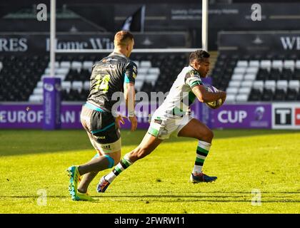 Swansea, Galles. 3 aprile 2021. George Wacokecoke di Newcastle Falcons corre con la palla nonostante la pressione di George North of Ospreys durante la partita della European Rugby Challenge Cup Round del 16 tra Ospreys e Newcastle Falcons al Liberty Stadium di Swansea, Galles, Regno Unito, il 3 aprile 2021. Gli stadi sportivi di tutto il Regno Unito sono soggetti a rigorose restrizioni a causa del Coronavirus Pandemic, in quanto le leggi governative sull'allontanamento sociale vietano i tifosi all'interno dei locali, con conseguente gioco a porte chiuse. Credito: Duncan Thomas/Majestic Media. Foto Stock