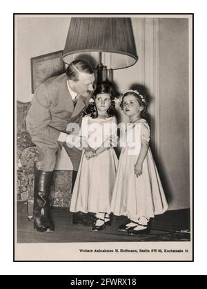 Anni '30/1940 Adolf Hitler con i figli, il dottor Joseph Goebbels figlie, una chiamata Helga Goebbels, un figlio favorito di Adolf Hitler. Le ragazze sono vestite per un evento speciale Foto Stock