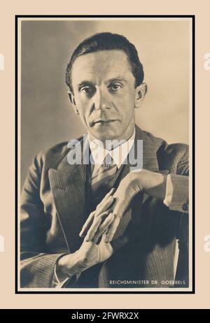 GOEBBELS 1930 Ritratto di Paul Joseph Goebbels un politico nazista tedesco e ministro di Reich di Propaganda della Germania nazista dal 1933 al 1945. Era uno degli associati più vicini e devoti di Adolf Hitler, ed era noto per le sue abilità nel parlare in pubblico e per il suo antisemitismo profondamente virulento, che era evidente nelle sue opinioni pubblicamente espresse. Si suicidò con la sua famiglia nel 1945 con gli Alleati nell'assalto finale alla Germania centrale di Berlino Foto Stock