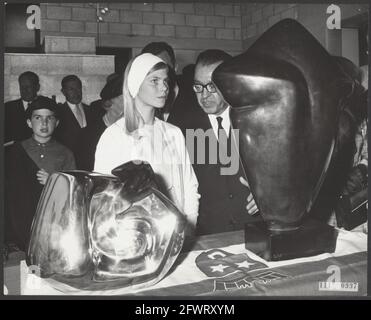 La principessa Marie Astrid di Lussemburgo apre la mostra Benelux. Tra le due plastiche vincenti. Sulla forma a sinistra di J.P. Ghijsel, a destra l'externel Feminin di L. Wercelier, 6 1968, Paesi Bassi, foto dell'agenzia stampa del XX secolo, notizie da ricordare, documentario, fotografia storica 1945-1990, storie visive, Storia umana del XX secolo, che cattura momenti nel tempo Foto Stock