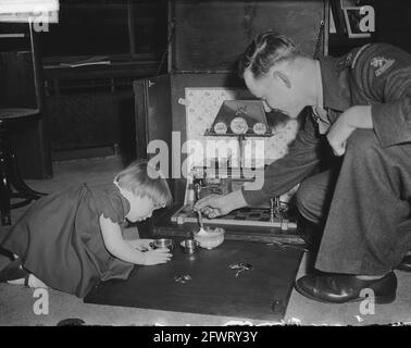 Princess Marijke 4 anni (con la nuova stufa), 19 febbraio 1951, Paesi Bassi, foto agenzia stampa del XX secolo, notizie da ricordare, documentario, fotografia storica 1945-1990, storie visive, Storia umana del XX secolo, che cattura momenti nel tempo Foto Stock