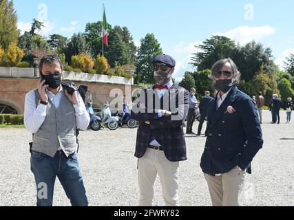 Varese, Italia. 24 maggio 2021. Varese, Italia distinti Gentleman's Ride World event raduno di motociclisti di entrambi i sessi vestiti in stile vintage e attuale a Varese a Villa ponti nella foto: Motociclisti con il loro look Credit: Independent Photo Agency/Alamy Live News Foto Stock