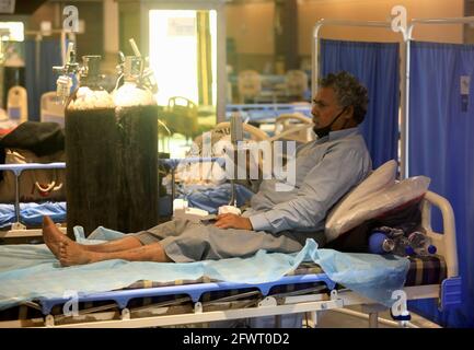 Nuova Delhi, India. 24 maggio 2021. Un paziente Covid-19 visto fare esercizi respiratori all'interno di un centro di cura Covid-19 istituito presso la sala banchetti Shehnai attaccato con Lok Nayak Jai Prakash Narayan Hospital (LNJP) uno dei più grandi COVID-19 facilities.India ha registrato 222,315 nuovi casi Covid-19 aggiungendo il paese tally a 26,751,447 e 4,454 morti nel ultime 24 ore. Il numero delle vittime dell’India è ora di 303,720. Credit: SOPA Images Limited/Alamy Live News Foto Stock