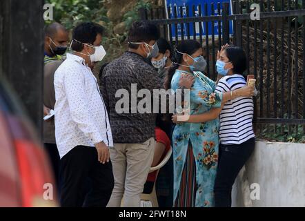 Nuova Delhi, India. 24 maggio 2021. La gente piange la morte di un membro della famiglia a causa di Covid-19 fuori del LNJP (Lok Nayak Jai Prakash Narayan) ospedale mortuary.India ha registrato 222,315 nuovi casi Covid-19 aggiungendo il paese conta a 26,751,447 e 4,454 morti nelle ultime 24 ore. Il numero delle vittime dell’India è ora di 303,720. (Foto di Naveen Sharma/SOPA Images/Sipa USA) Credit: Sipa USA/Alamy Live News Foto Stock