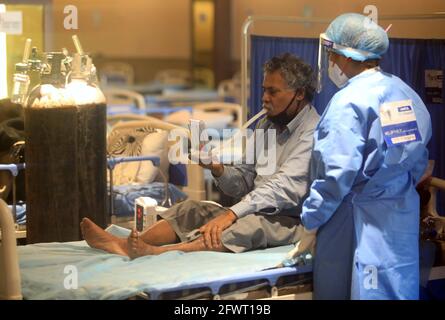Nuova Delhi, India. 24 maggio 2021. Un paziente Covid-19 visto fare esercizi respiratori all'interno di un centro di cura Covid-19 istituito presso la sala banchetti Shehnai attaccato con Lok Nayak Jai Prakash Narayan Hospital (LNJP) uno dei più grandi COVID-19 facilities.India ha registrato 222,315 nuovi casi Covid-19 aggiungendo il paese tally a 26,751,447 e 4,454 morti nel ultime 24 ore. Il numero delle vittime dell’India è ora di 303,720. (Foto di Naveen Sharma/SOPA Images/Sipa USA) Credit: Sipa USA/Alamy Live News Foto Stock