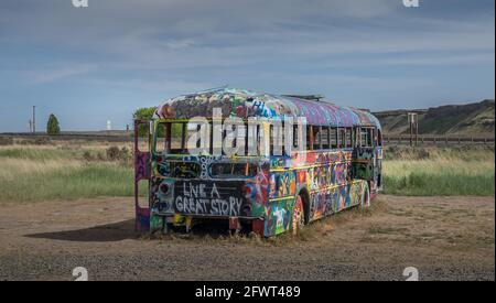 Quell'autobus PNW è un vecchio bus di scuola abbandonato è ancora in piedi dopo molti anni. Ora è in un campo accanto a highwa Foto Stock