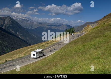 Valle di Aran in una mattina estiva, visto dalla strada che sale a Pla de Beret (Valle di Aran, Catalogna, Spagna, Pirenei) Foto Stock