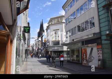 Colonia, Germania. 23 maggio 2021. La strada dello shopping Hohe Strasse a Colonia, sullo sfondo della Cattedrale di Colonia. Credit: Horst Galuschka/dpa/Alamy Live News Foto Stock