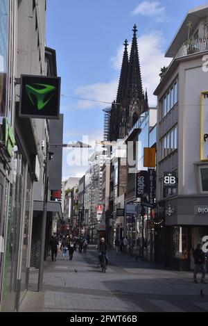 Colonia, Germania. 23 maggio 2021. La strada dello shopping Hohe Strasse a Colonia, sullo sfondo della Cattedrale di Colonia. Credit: Horst Galuschka/dpa/Alamy Live News Foto Stock