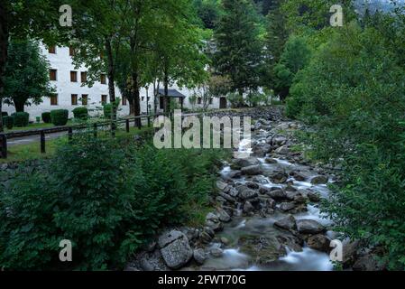 Caldes de Boí e il fiume Noguera de Tor in estate (Valle Boí, Catalogna, Spagna, Pirenei) ESP: Balneario de Caldes de Boí Foto Stock