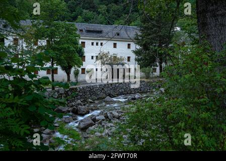 Caldes de Boí e il fiume Noguera de Tor in estate (Valle Boí, Catalogna, Spagna, Pirenei) ESP: Balneario de Caldes de Boí Foto Stock