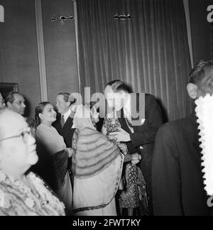 Accoglienza di Capodanno Ministri Luns e Beyen. Ambasciatore pakistano Begum Ra'ana Liaquat Ali Khan e moglie del primo segretario dell'ambasciata sig.ra Salman Ali (a sinistra), 13 gennaio 1956, diplomatici, ministri, Ricevimenti, Paesi Bassi, foto agenzia stampa del XX secolo, notizie da ricordare, documentario, fotografia storica 1945-1990, storie visive, Storia umana del XX secolo, che cattura momenti nel tempo Foto Stock