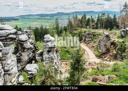 Vista panoramica della riserva naturale di Ostas e montagna tabella, regione di Broumov, ceco republic.Rocks,caverne,bizzarre formazioni di arenaria.Small città naturale wi Foto Stock