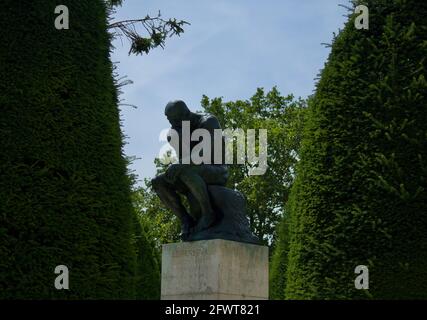 Parigi, Francia - 23 giugno 2018. Museo Rodin, statua del Pensatore nel museo del giardino. Foto Stock