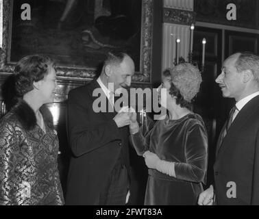 Accoglienza di Capodanno del Ministro Luns e Spouse nella sala Treves all'Aia. Il Ministro LUN e la moglie ricevono ospiti, 30 gennaio 1964, diplomatici, anniversari, ministri, ricevimenti, Paesi Bassi, foto agenzia stampa del XX secolo, notizie da ricordare, documentario, fotografia storica 1945-1990, storie visive, Storia umana del XX secolo, che cattura momenti nel tempo Foto Stock