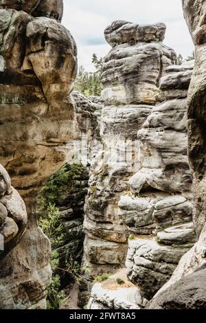 Ostas Riserva Naturale e montagna tabella, regione di Broumov, repubblica Ceca.Vista di rocce, grotte, bizzarro Formazioni di arenaria. Piccola città naturale con labirinto Foto Stock