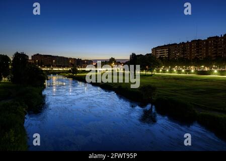 Ora blu di prima mattina sulla cattedrale di la Seu Vella de Lleida e il fiume Segre (Lleida Catalonia, Spagna) ESP: Hora azul en Lérida Foto Stock