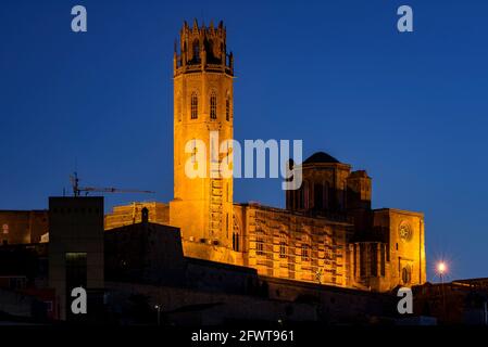 Ora blu di prima mattina sulla cattedrale di la Seu Vella de Lleida e il fiume Segre (Lleida Catalonia, Spagna) ESP: Hora azul en Lérida Foto Stock