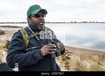 Birdwatcher al Jamaica Bay Wildlife Refuge Foto Stock