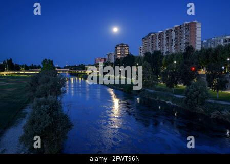 Ora blu di prima mattina sulla cattedrale di la Seu Vella de Lleida e il fiume Segre (Lleida Catalonia, Spagna) ESP: Hora azul en Lérida Foto Stock