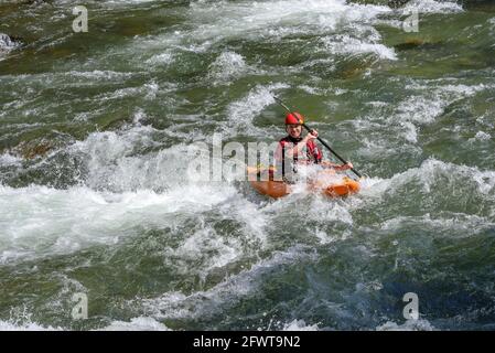 Andare in kayak lungo la Noguera Pallaresa lungo il suo percorso attraverso il ponte Gulleri (Pirenei, Catalogna, Spagna) Foto Stock