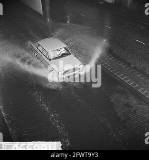 Tempeste sulla Groene Kruisweg a Rotterdam, 18 luglio 1964, Autos, EMERGENZA, I Paesi Bassi, foto agenzia stampa del XX secolo, notizie da ricordare, documentario, fotografia storica 1945-1990, storie visive, Storia umana del XX secolo, che cattura momenti nel tempo Foto Stock