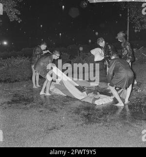 Tempeste sulla Groene Kruisweg a Rotterdam, questo è ciò che è rimasto di una tenda su un campeggio, luglio 18 1964, campeggi, EMERGENZA, tende, I Paesi Bassi, foto agenzia stampa del XX secolo, notizie da ricordare, documentario, fotografia storica 1945-1990, storie visive, Storia umana del XX secolo, che cattura momenti nel tempo Foto Stock