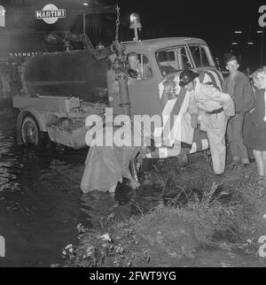 Tempeste sulla Groene Kruisweg a Rotterdam, 18 luglio 1964, Autos, EMERGENZA, I Paesi Bassi, foto agenzia stampa del XX secolo, notizie da ricordare, documentario, fotografia storica 1945-1990, storie visive, Storia umana del XX secolo, che cattura momenti nel tempo Foto Stock