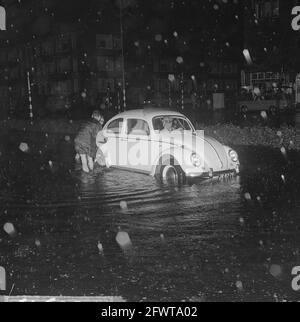 Tempeste sulla Groene Kruisweg a Rotterdam, 18 luglio 1964, EMERGENCY, Paesi Bassi, foto agenzia stampa del xx secolo, notizie da ricordare, documentario, fotografia storica 1945-1990, storie visive, Storia umana del XX secolo, che cattura momenti nel tempo Foto Stock