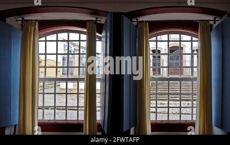 Vista della chiesa barocca attraverso le finestre coloniali, Sao Joao del Rei, Brasile Foto Stock