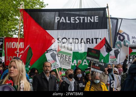 Londra, Regno Unito. 15 maggio 2021. Pro=i sostenitori palestinesi si riuniscono a Victoria Embankment con bandiere palestinesi e segnali di protesta, al raduno di Save Sheikh Jarrah per una Palestina libera, esortando il governo britannico ad agire immediatamente e a smettere di permettere a Israele di agire impunemente. La marcia si è riunita a Victoria Embankment e ha fatto strada a Whitehall, Trafalgar Square e su Marble Arch per i discorsi dei rally. Foto Stock