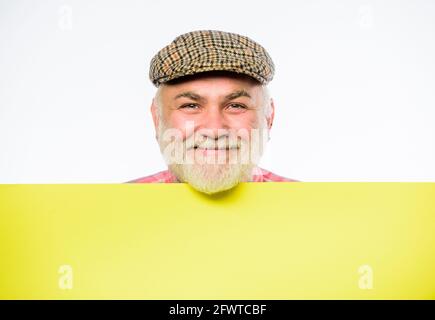 Annuncio di posto dell'uomo sopportato più anziano sul banner. Pubblicità negozio. Felice uomo maturo in cappello retrò. Annuncio. Ricerca lavoro. Desiderato. Spazio di copia Foto Stock