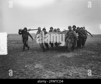 Esercizio lontra trasporto di carri armati in barca e attraversamento di navi da attacco, 16 marzo 1955, TRASPORTO, barche, esercizi, I Paesi Bassi, foto agenzia stampa del XX secolo, notizie da ricordare, documentario, fotografia storica 1945-1990, storie visive, Storia umana del XX secolo, che cattura momenti nel tempo Foto Stock