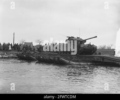 Esercizio di lontra trasporto di carri armati in barca e passaggio di navi d'attacco, 16 marzo 1955, E, CARRI ARMATI, TRASPORTI, esercizi, Paesi Bassi, foto agenzia stampa del XX secolo, notizie da ricordare, documentario, fotografia storica 1945-1990, storie visive, Storia umana del XX secolo, che cattura momenti nel tempo Foto Stock