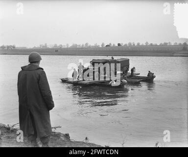 Esercizio lontra trasporto di carri armati in barca e passaggio di navi d'attacco, 16 marzo 1955, TRASPORTO, barche, Esercizi, Paesi Bassi, foto agenzia stampa del XX secolo, notizie da ricordare, documentario, fotografia storica 1945-1990, storie visive, Storia umana del XX secolo, che cattura momenti nel tempo Foto Stock