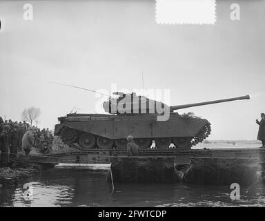 Esercizio lontra trasporto di carri armati in barca e attraversamento di navi d'assalto, 16 marzo 1955, ESERCIZI, CARRI ARMATI, TRASPORTI, Paesi Bassi, foto agenzia stampa del XX secolo, notizie da ricordare, documentario, fotografia storica 1945-1990, storie visive, Storia umana del XX secolo, che cattura momenti nel tempo Foto Stock