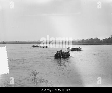 Esercizio lontra trasporto di carri armati in barca e attraversamento di navi da attacco, 16 marzo 1955, TRASPORTO, barche, esercizi, I Paesi Bassi, foto agenzia stampa del XX secolo, notizie da ricordare, documentario, fotografia storica 1945-1990, storie visive, Storia umana del XX secolo, che cattura momenti nel tempo Foto Stock