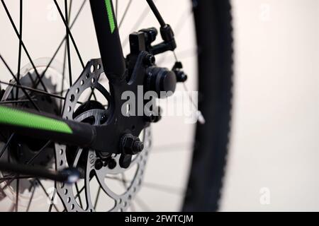 Primo piano raggi per biciclette. Primo piano di una ruota di bicicletta Foto Stock