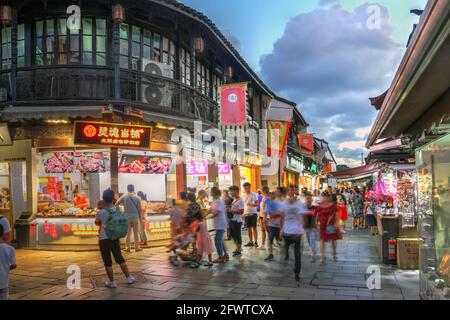 Hangzhou, Cina - 3 agosto 2019 - scena serale lungo la storica Hefang Street a Hangzhou, Cina, con molti negozi di medicina e souvenir cinesi Foto Stock