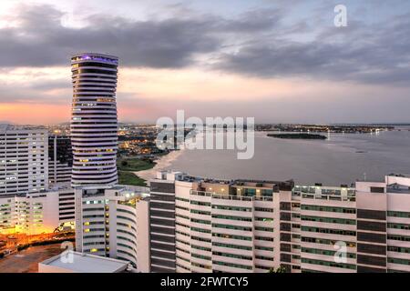 Lo skyline di Guayaquil al tramonto visto dal Cerro de Santa Ana (St Ana Hill) con nuovi appartamenti e il Point. Ecuador. Foto Stock