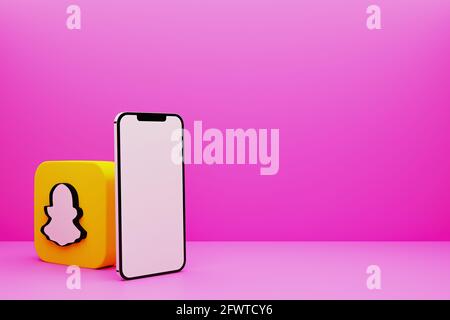 24.5.2021. New York, Stati Uniti. Simbolo dei social media 3D moderno sul piano sfondo vuoto con Mobile. Mobile a schermo bianco con cubo applicativo Foto Stock