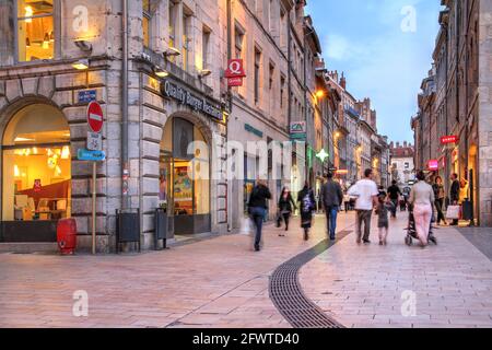 Atmosfera serale lungo la Grand Rue nel centro storico di Besançon, Francia catturata durante una notte di luna. Foto Stock