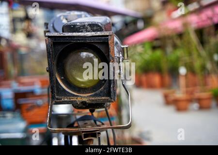 Dettagli esterni Street cafe. Faretto vintage per l'illuminazione. Foto Stock