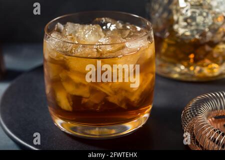 Cocktail russo nero boozy rinfrescante con liquore al caffè Foto Stock